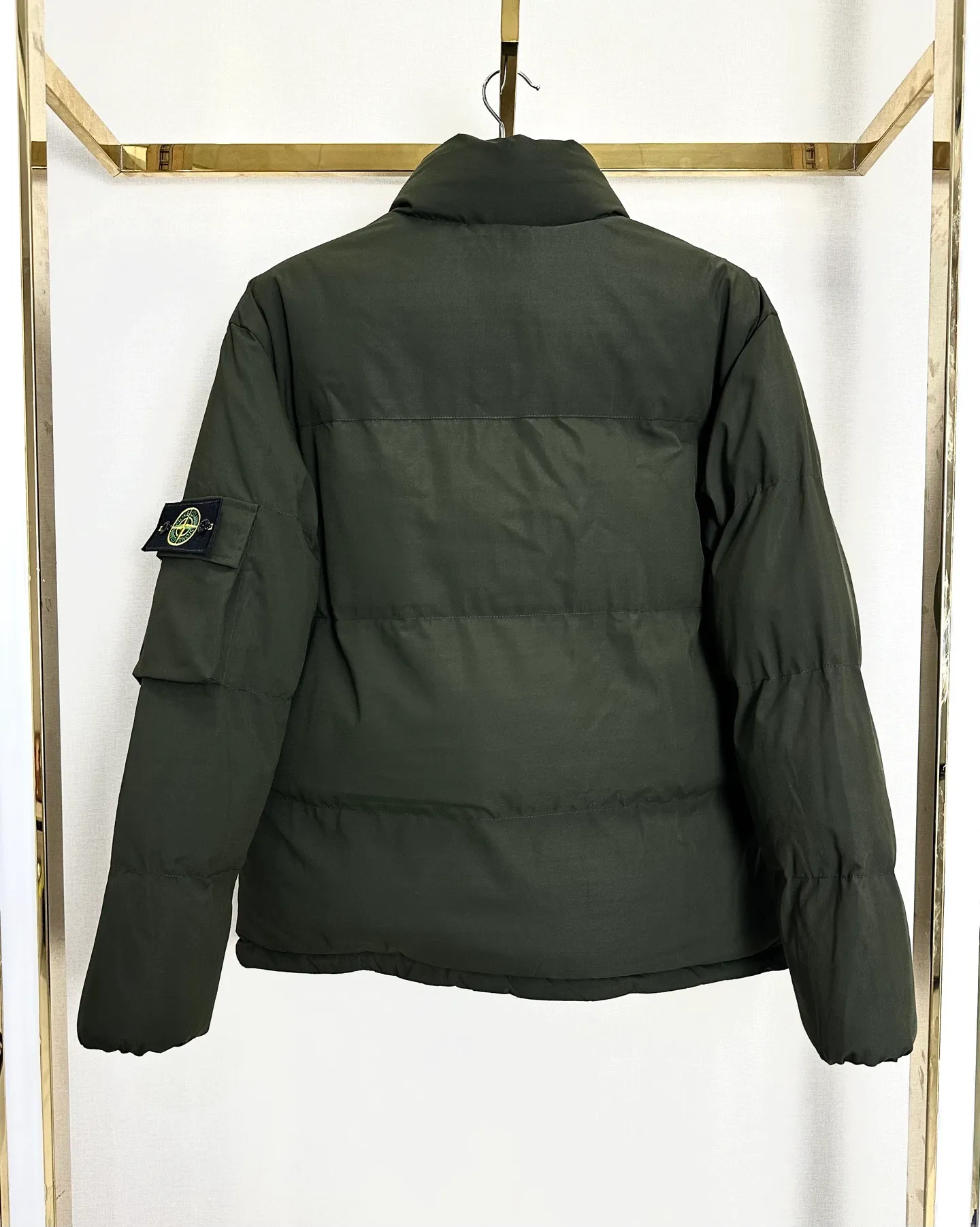 P340 (Front view) Stone Island Double-sided thickened Orly velvet embroidered cotton jacket. Color: black, army green, khaki, navy blue. Double-sided thickened Orly velvet. Thicker than most on the market. The reverse side is made of fine grained Orly velvet, double-sided design! Two clothes for one! Double the warmth! In addition, it has been treated with anti-static treatment, so it does not shed lint or stick to hair! The texture is quite good! Very high quality! Thousands of stitches of embroidery on the chest add a sense of design to the entire dress! The stand-up collar design makes the upper body look more energetic! It fits the neck very well and has better thermal insulation effect! Both the cuffs, hem and lining are all hemmed! Exquisite workmanship! More durable and less likely to deform! Pattern correction! Every detail is in place! The upper body effect is amazing, very firm! And it hides the flesh very well and makes you look slim! You can match it with whatever you want!